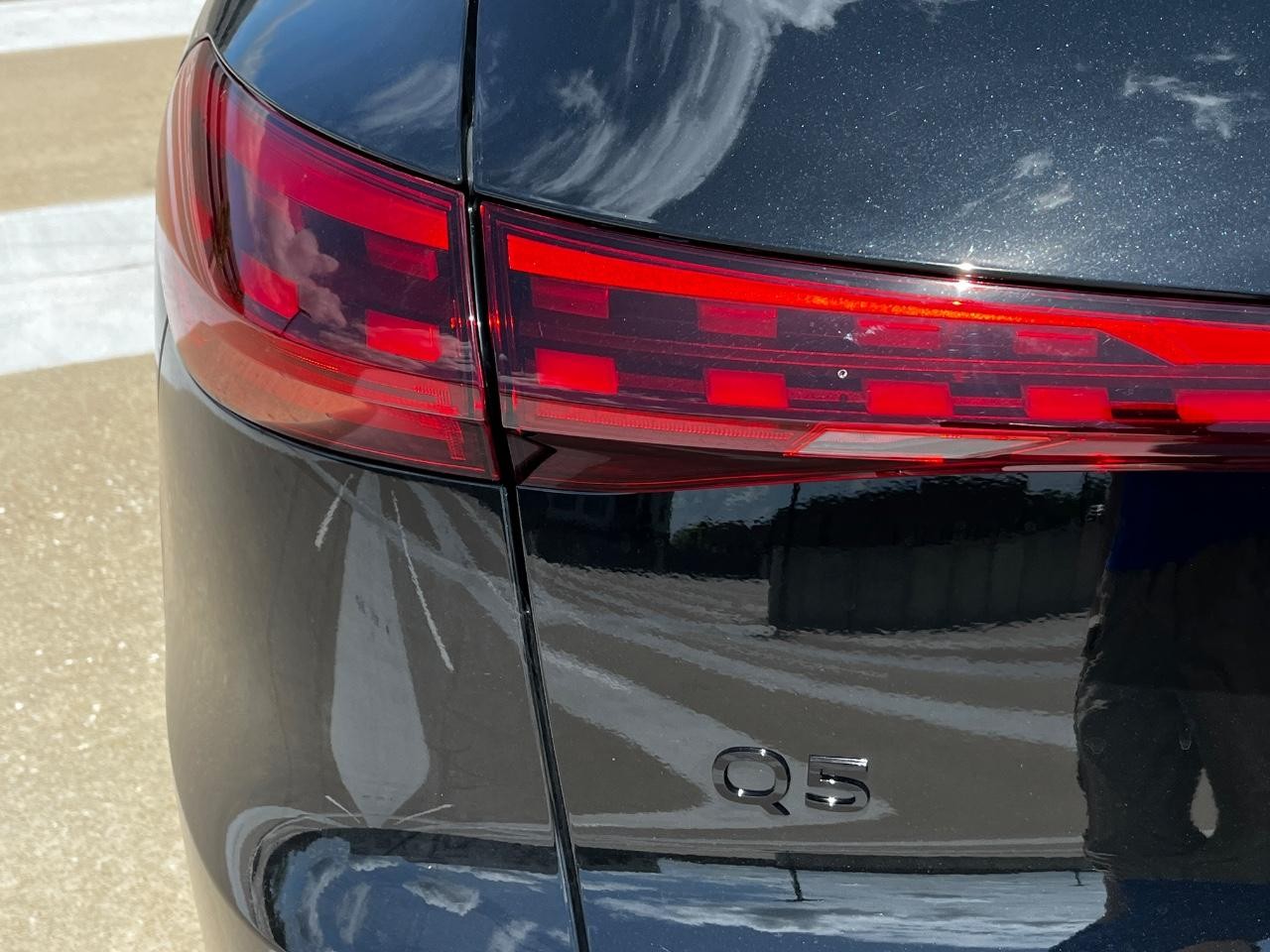 Audi Q5 Vehicle Full-screen Gallery Image 5