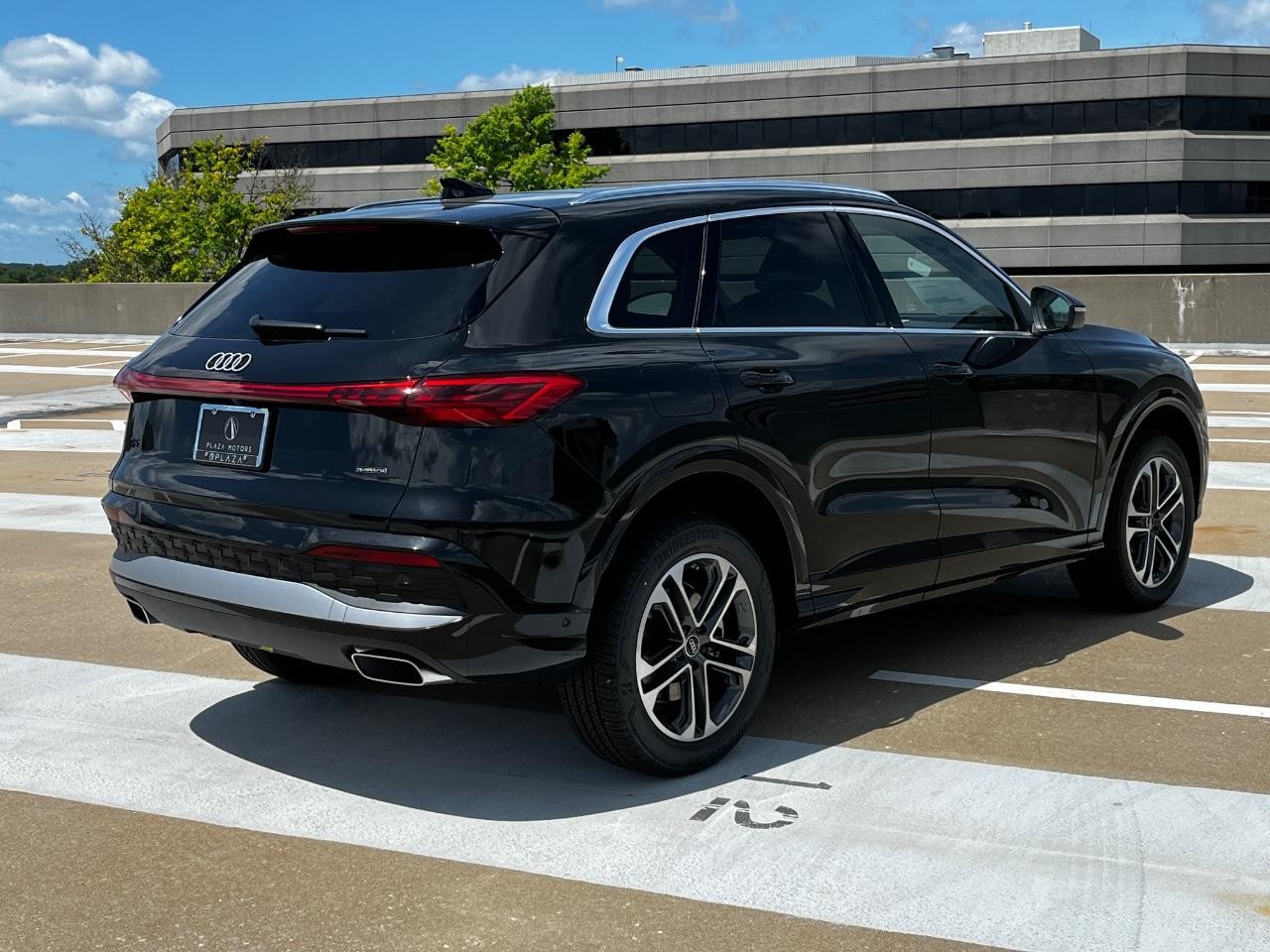 Audi Q5 Vehicle Full-screen Gallery Image 7
