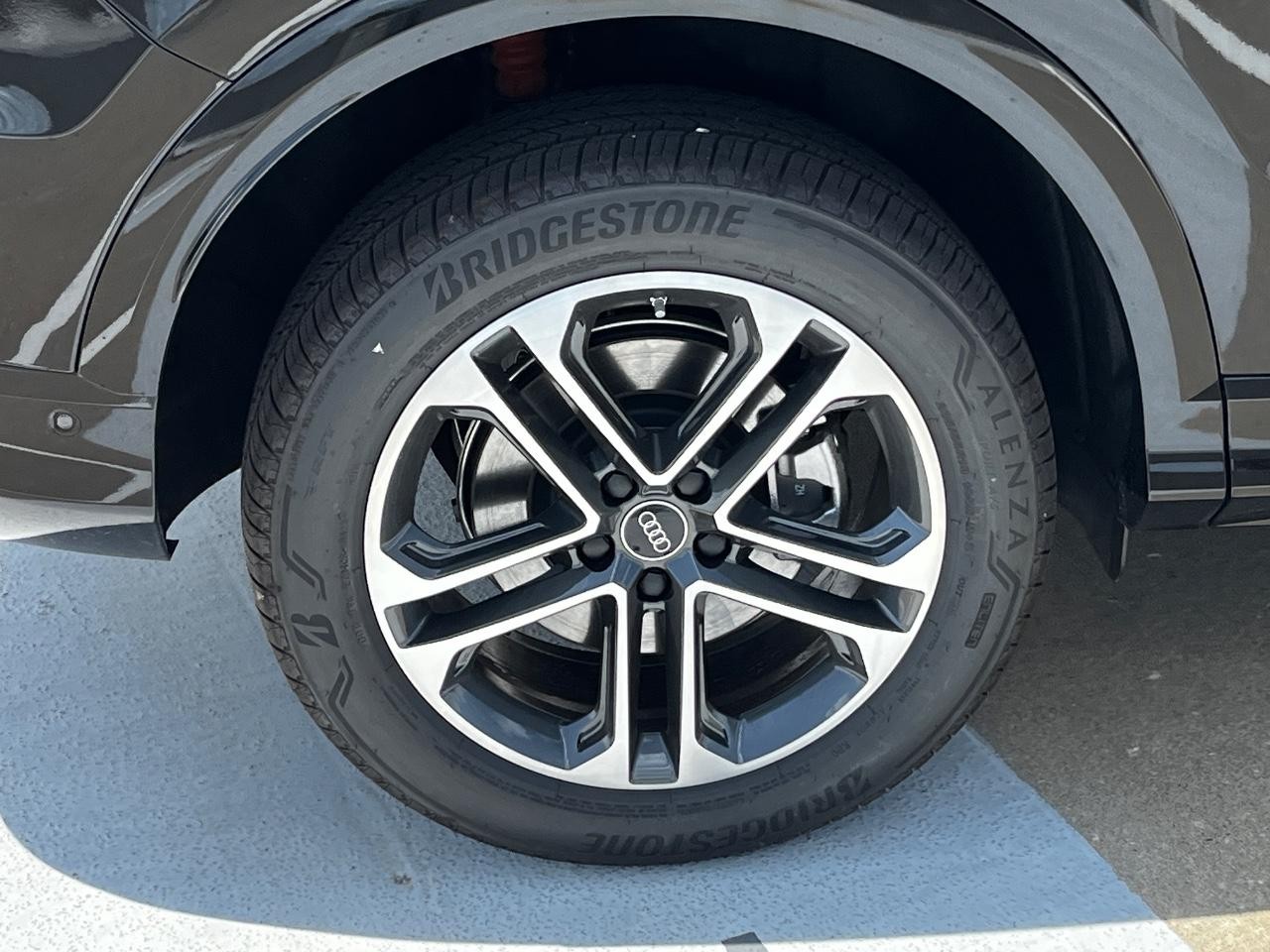 Audi Q5 Vehicle Full-screen Gallery Image 8