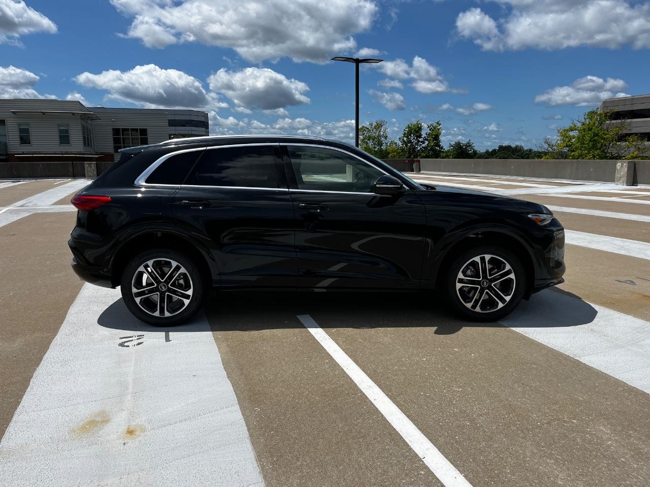 Audi Q5 Vehicle Full-screen Gallery Image 9