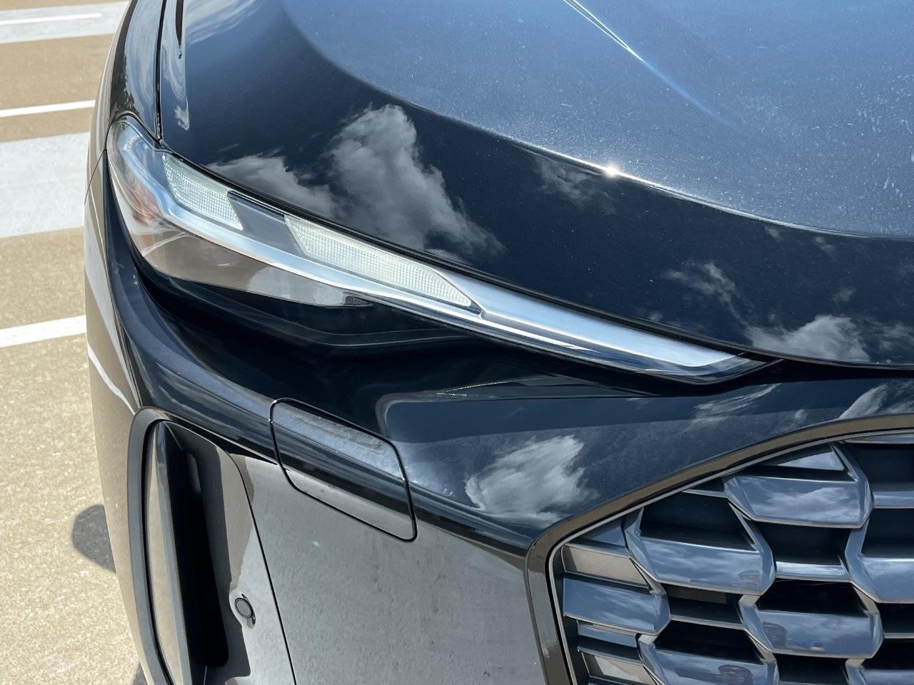 Audi Q5 Vehicle Full-screen Gallery Image 12