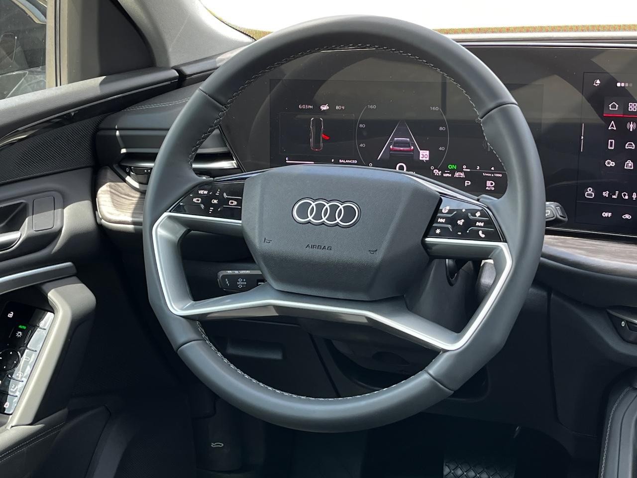 Audi Q5 Vehicle Full-screen Gallery Image 18