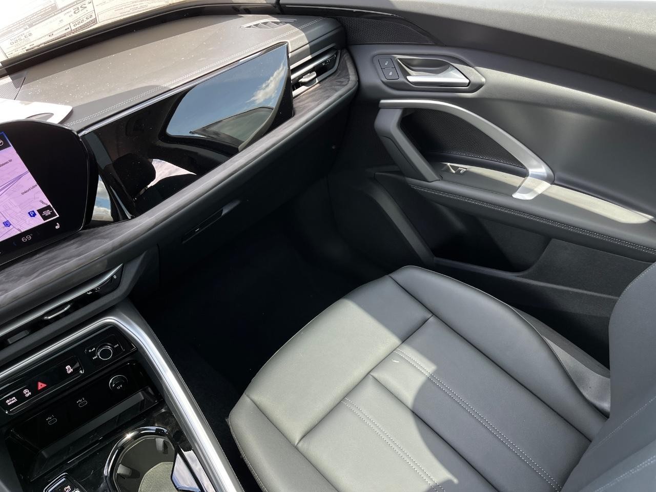 Audi Q5 Vehicle Full-screen Gallery Image 19