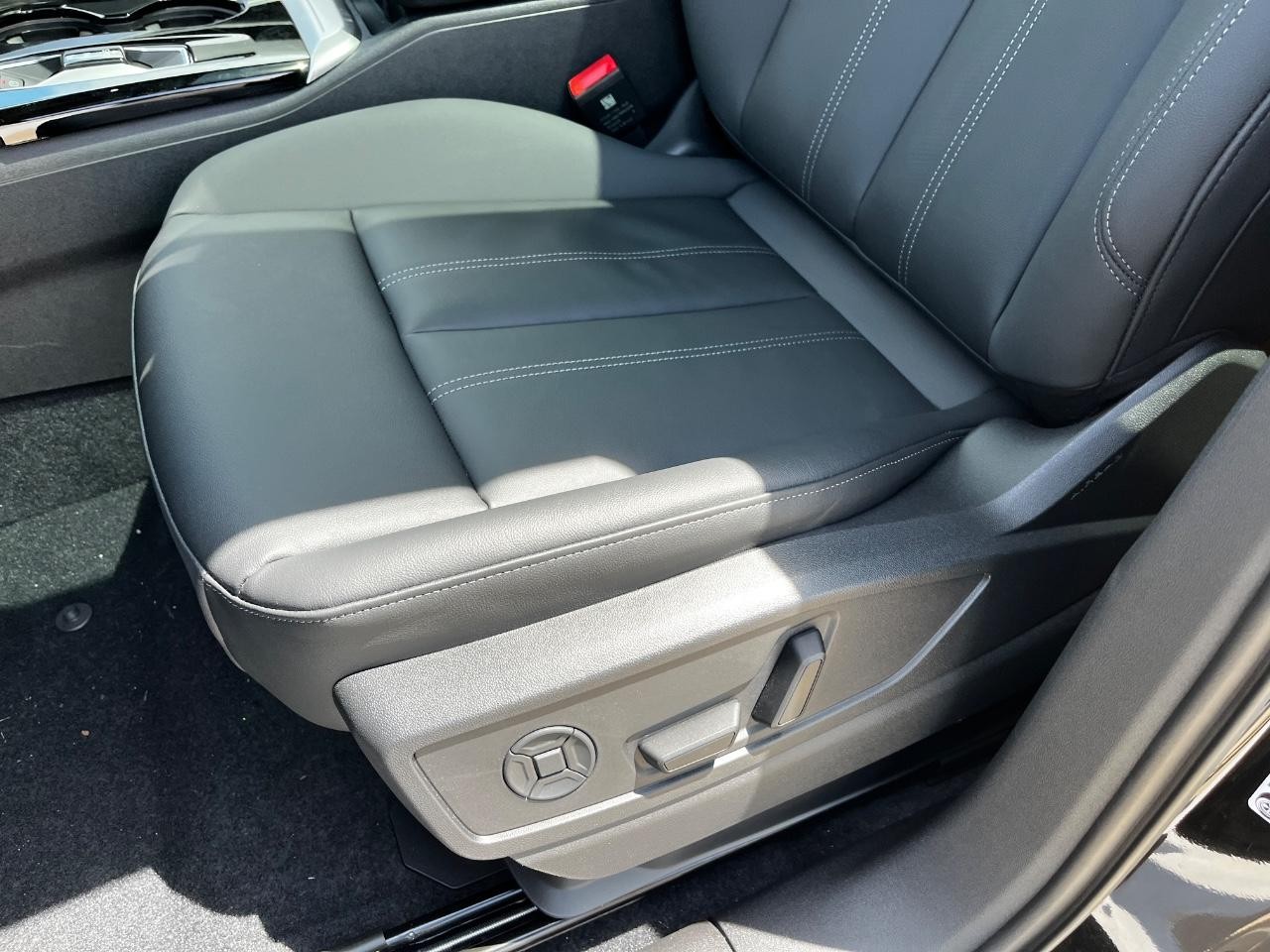 Audi Q5 Vehicle Full-screen Gallery Image 22