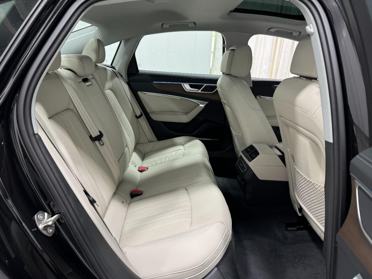 Audi A6 Sedan Vehicle Full-screen Gallery Image 10