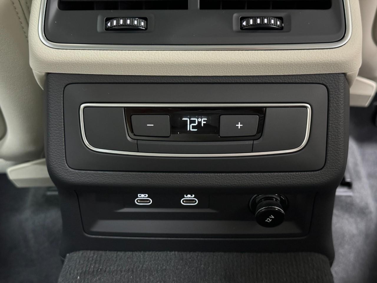 Audi A6 Sedan Vehicle Full-screen Gallery Image 11