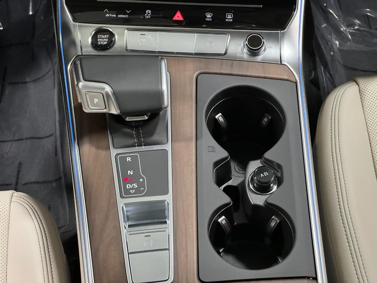 Audi A6 Sedan Vehicle Full-screen Gallery Image 17