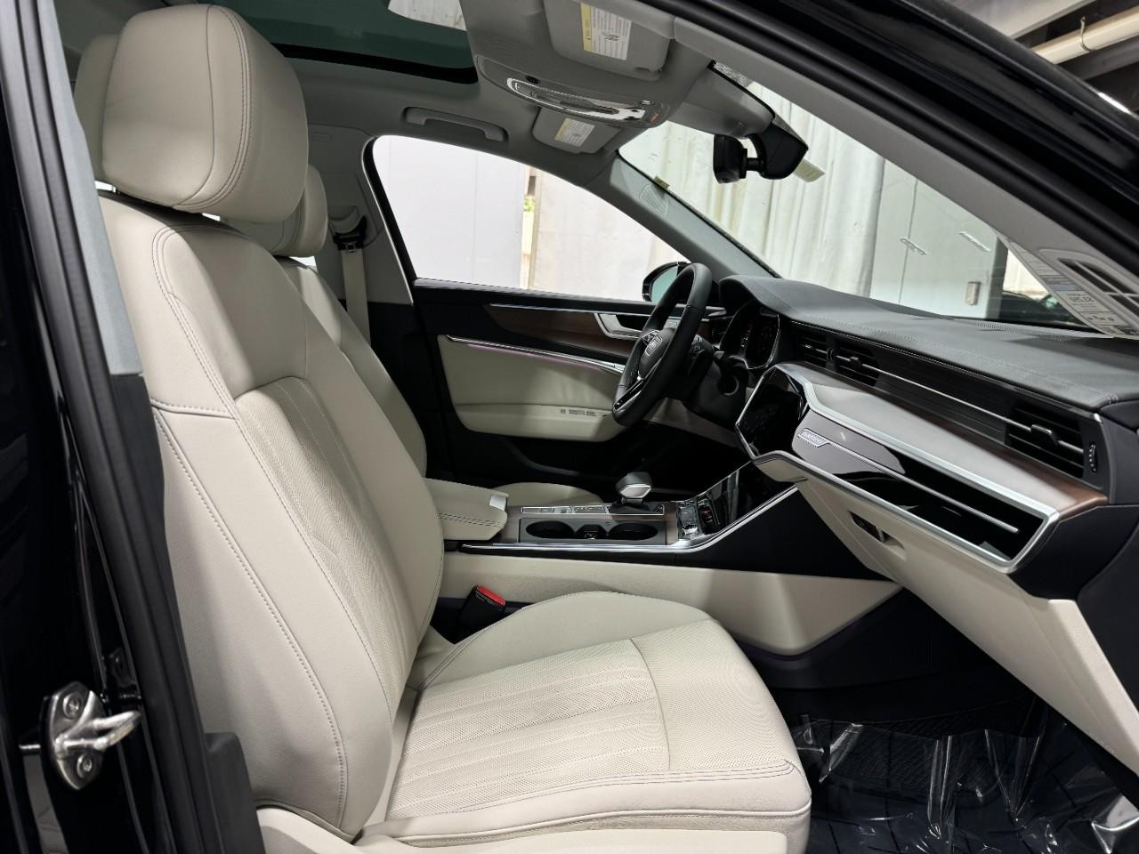 Audi A6 Sedan Vehicle Full-screen Gallery Image 19