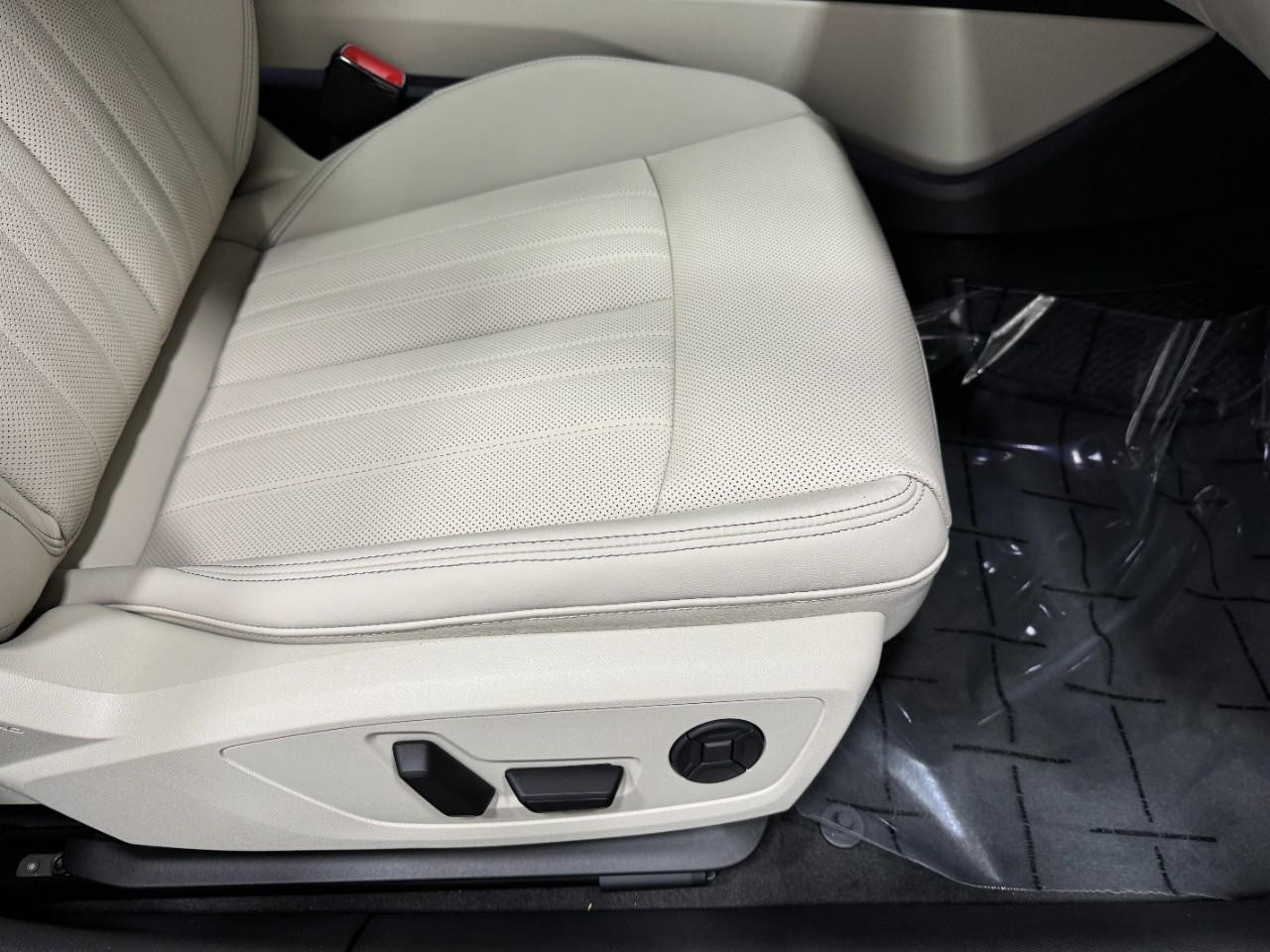 Audi A6 Sedan Vehicle Full-screen Gallery Image 20