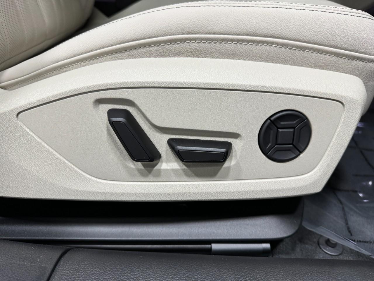 Audi A6 Sedan Vehicle Full-screen Gallery Image 21