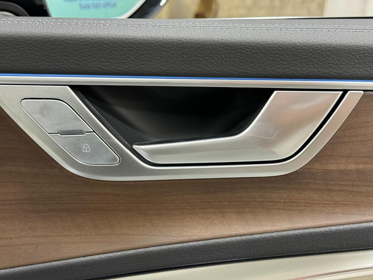 Audi A6 Sedan Vehicle Full-screen Gallery Image 22