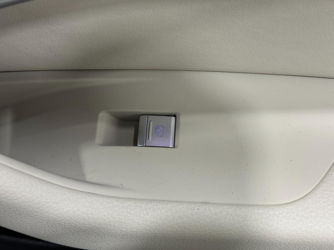 Audi A6 Sedan Vehicle Full-screen Gallery Image 23