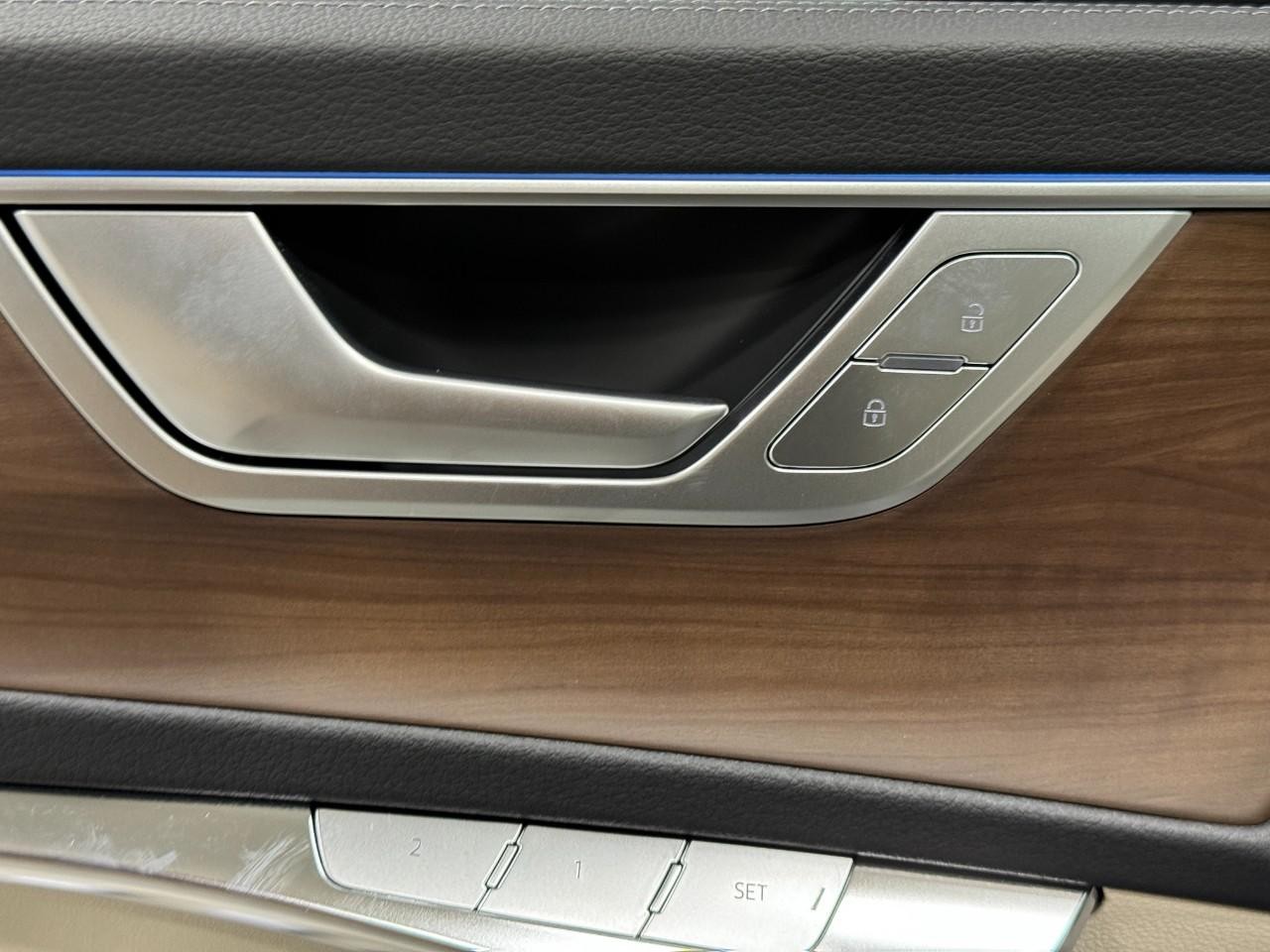 Audi A6 Sedan Vehicle Full-screen Gallery Image 24