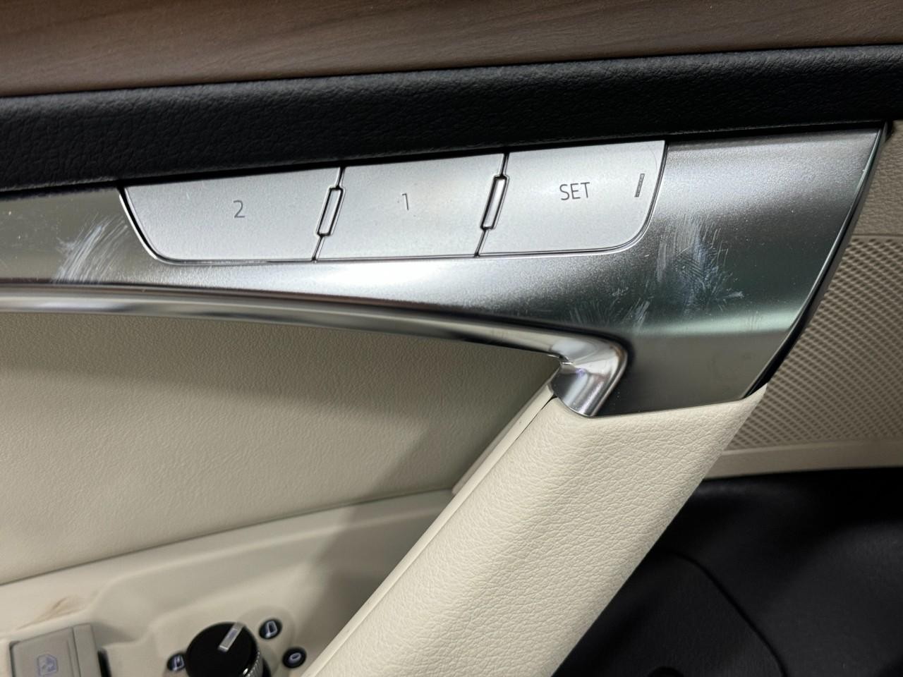 Audi A6 Sedan Vehicle Full-screen Gallery Image 25