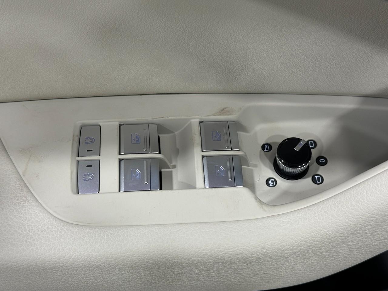 Audi A6 Sedan Vehicle Full-screen Gallery Image 26