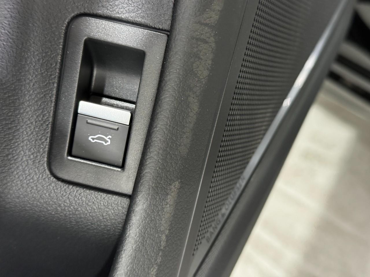 Audi A6 Sedan Vehicle Full-screen Gallery Image 27