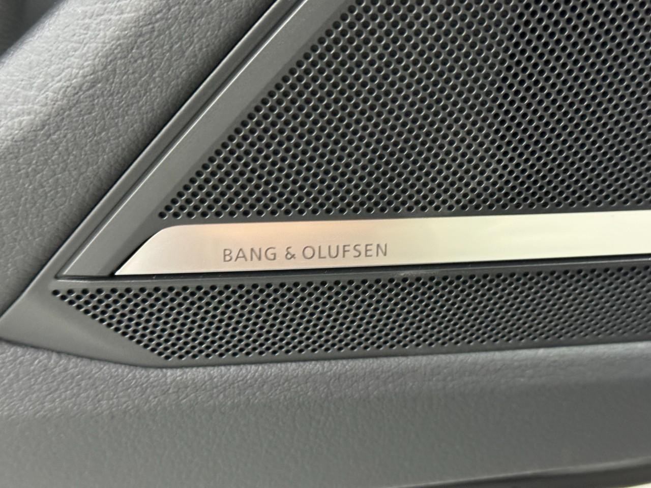 Audi A6 Sedan Vehicle Full-screen Gallery Image 28