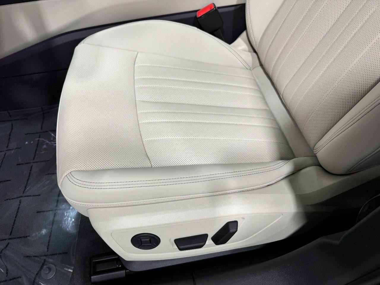 Audi A6 Sedan Vehicle Full-screen Gallery Image 30