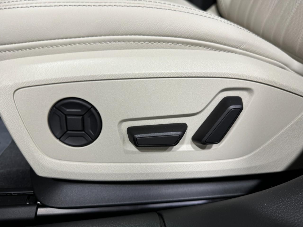 Audi A6 Sedan Vehicle Full-screen Gallery Image 31