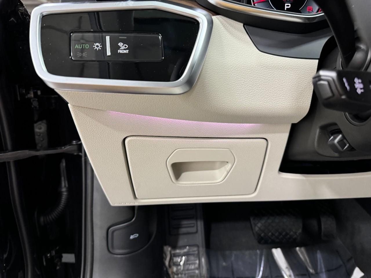 Audi A6 Sedan Vehicle Full-screen Gallery Image 32