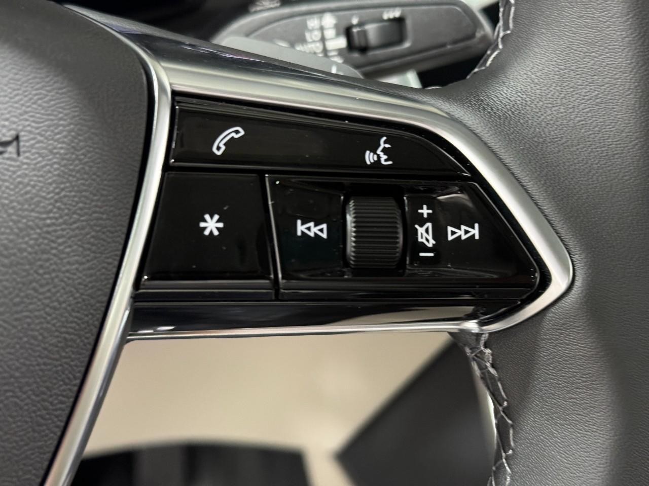 Audi A6 Sedan Vehicle Full-screen Gallery Image 35