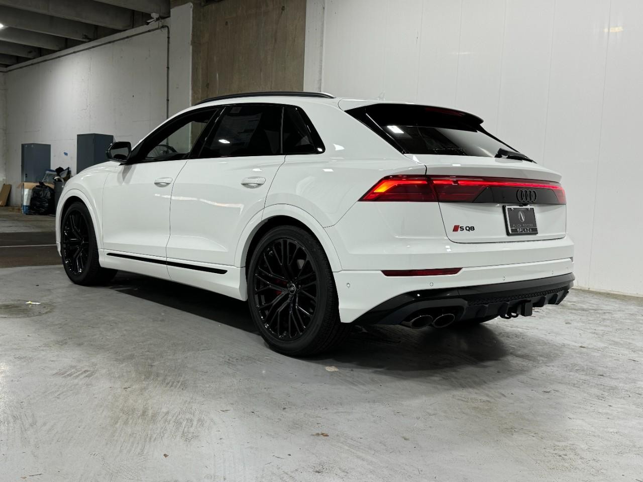 Audi SQ8 Vehicle Full-screen Gallery Image 3