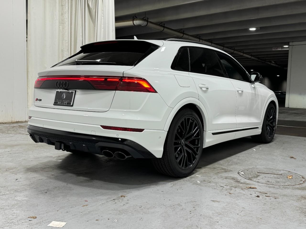 Audi SQ8 Vehicle Full-screen Gallery Image 4