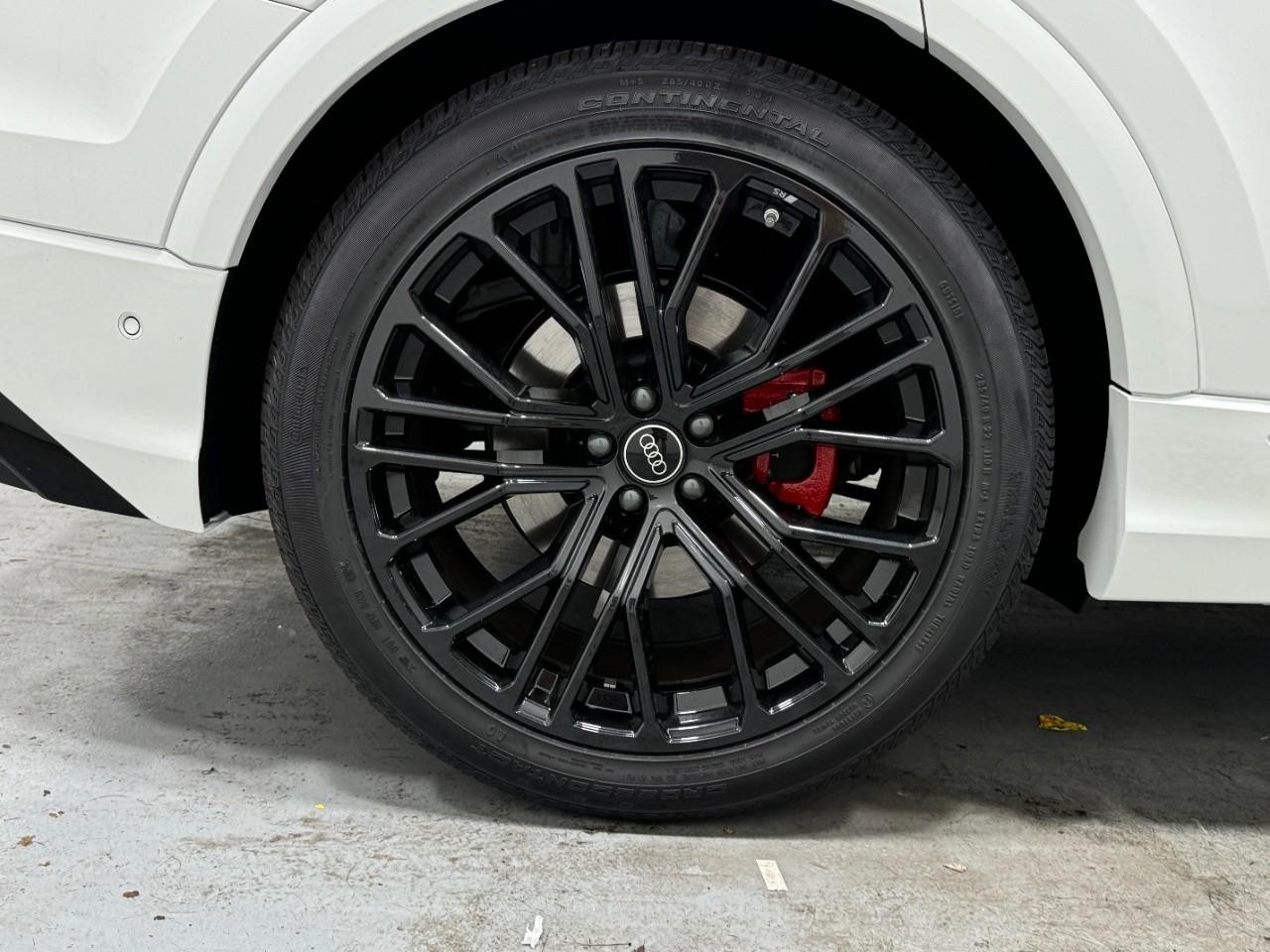 Audi SQ8 Vehicle Full-screen Gallery Image 5