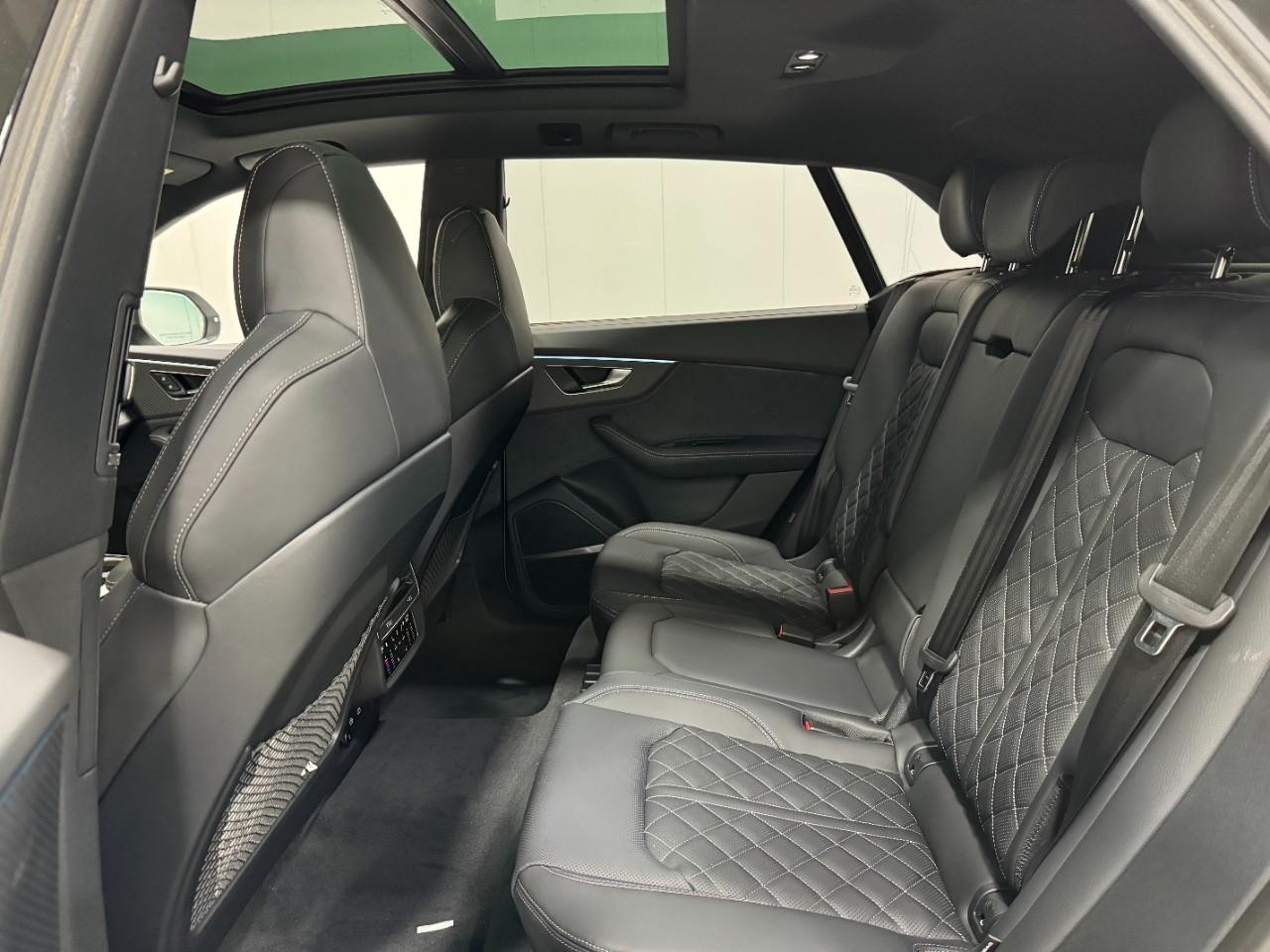 Audi SQ8 Vehicle Full-screen Gallery Image 8