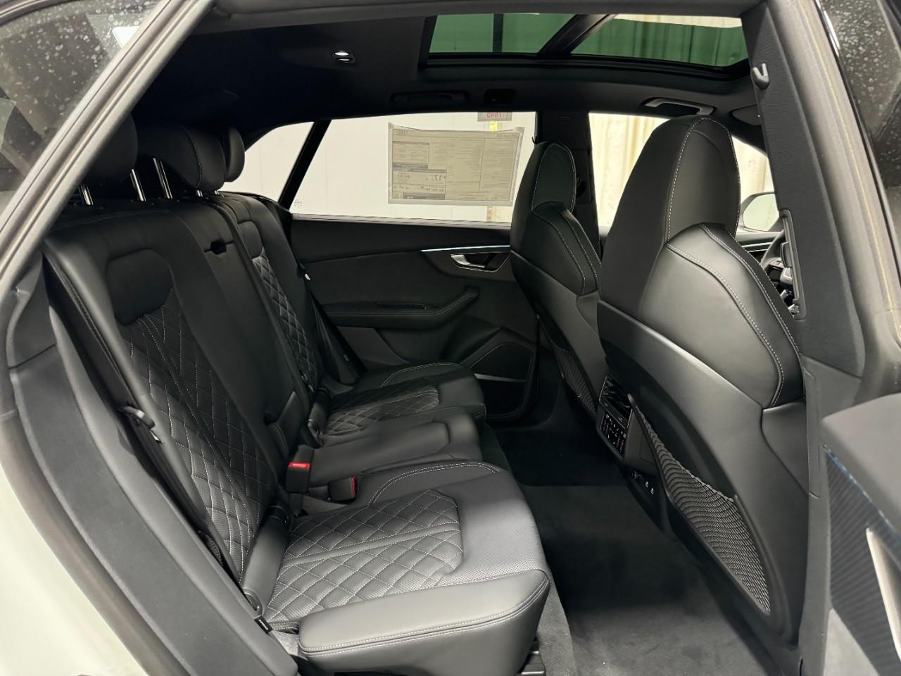 Audi SQ8 Vehicle Full-screen Gallery Image 10