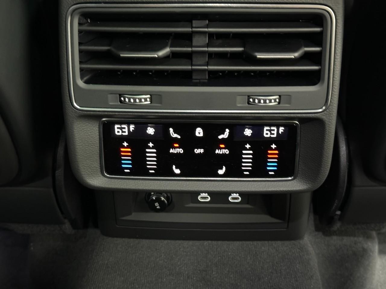 Audi SQ8 Vehicle Full-screen Gallery Image 11