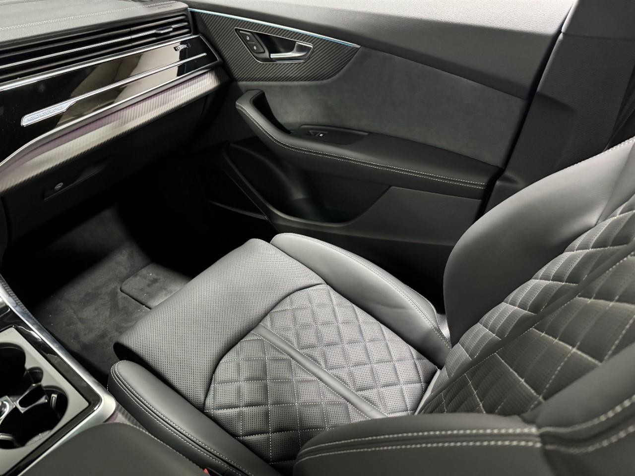 Audi SQ8 Vehicle Full-screen Gallery Image 18