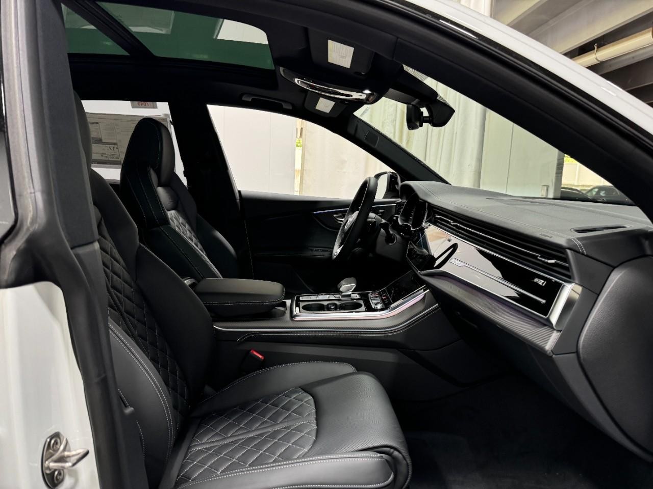 Audi SQ8 Vehicle Full-screen Gallery Image 19