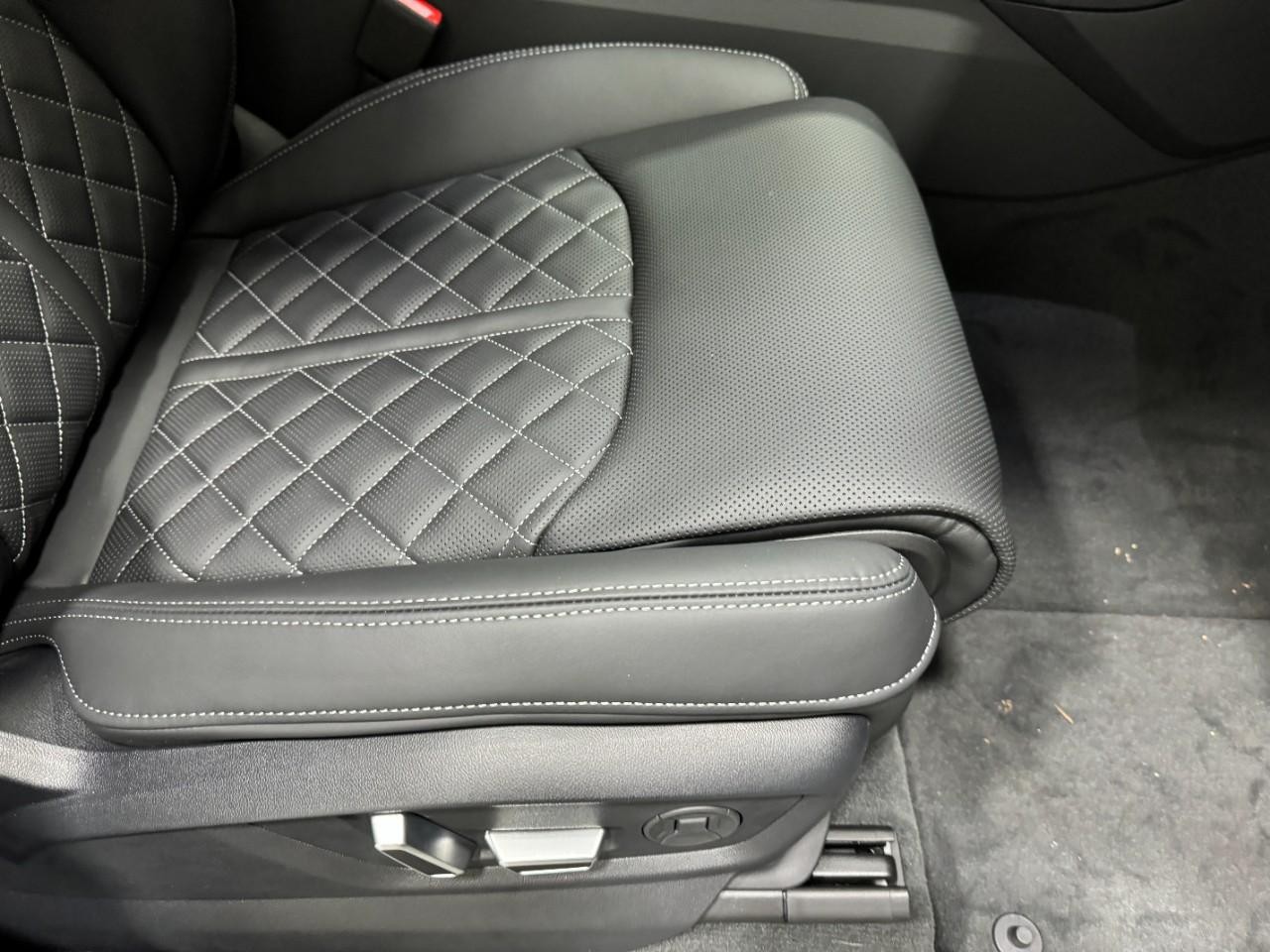 Audi SQ8 Vehicle Full-screen Gallery Image 20