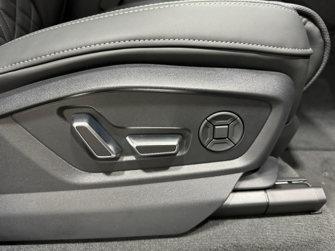 Audi SQ8 Vehicle Full-screen Gallery Image 21