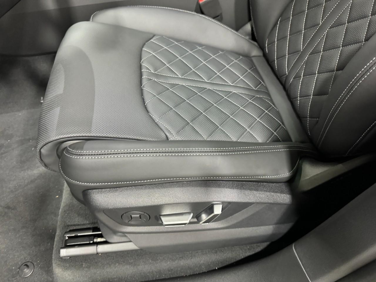 Audi SQ8 Vehicle Full-screen Gallery Image 30