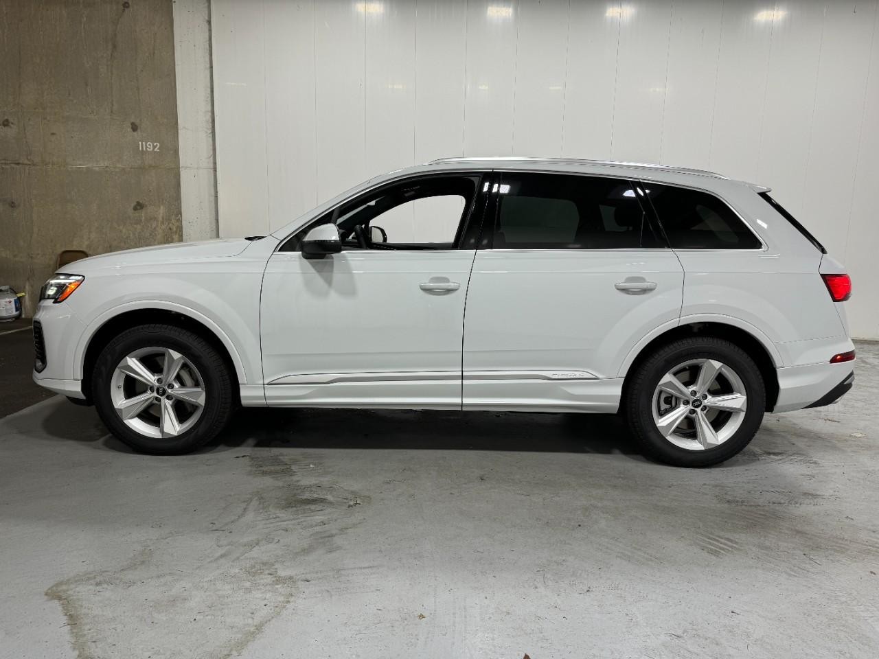 Audi Q7 Vehicle Full-screen Gallery Image 2