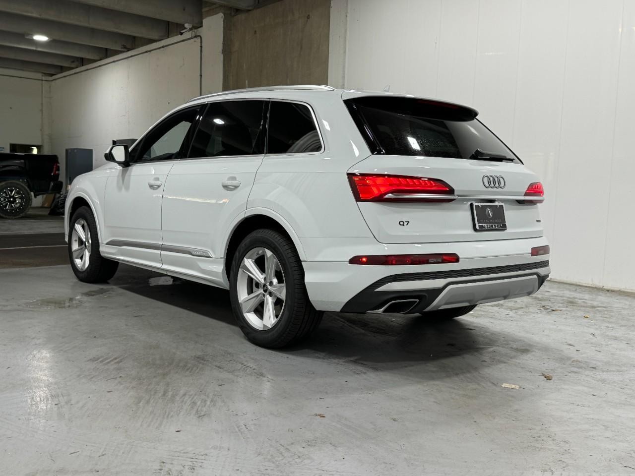 Audi Q7 Vehicle Full-screen Gallery Image 3