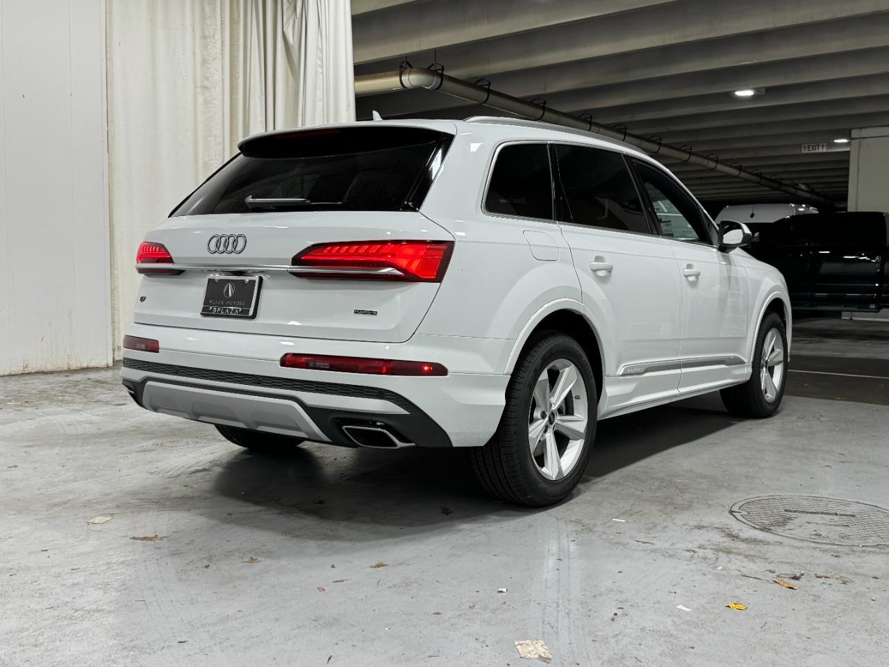 Audi Q7 Vehicle Full-screen Gallery Image 4