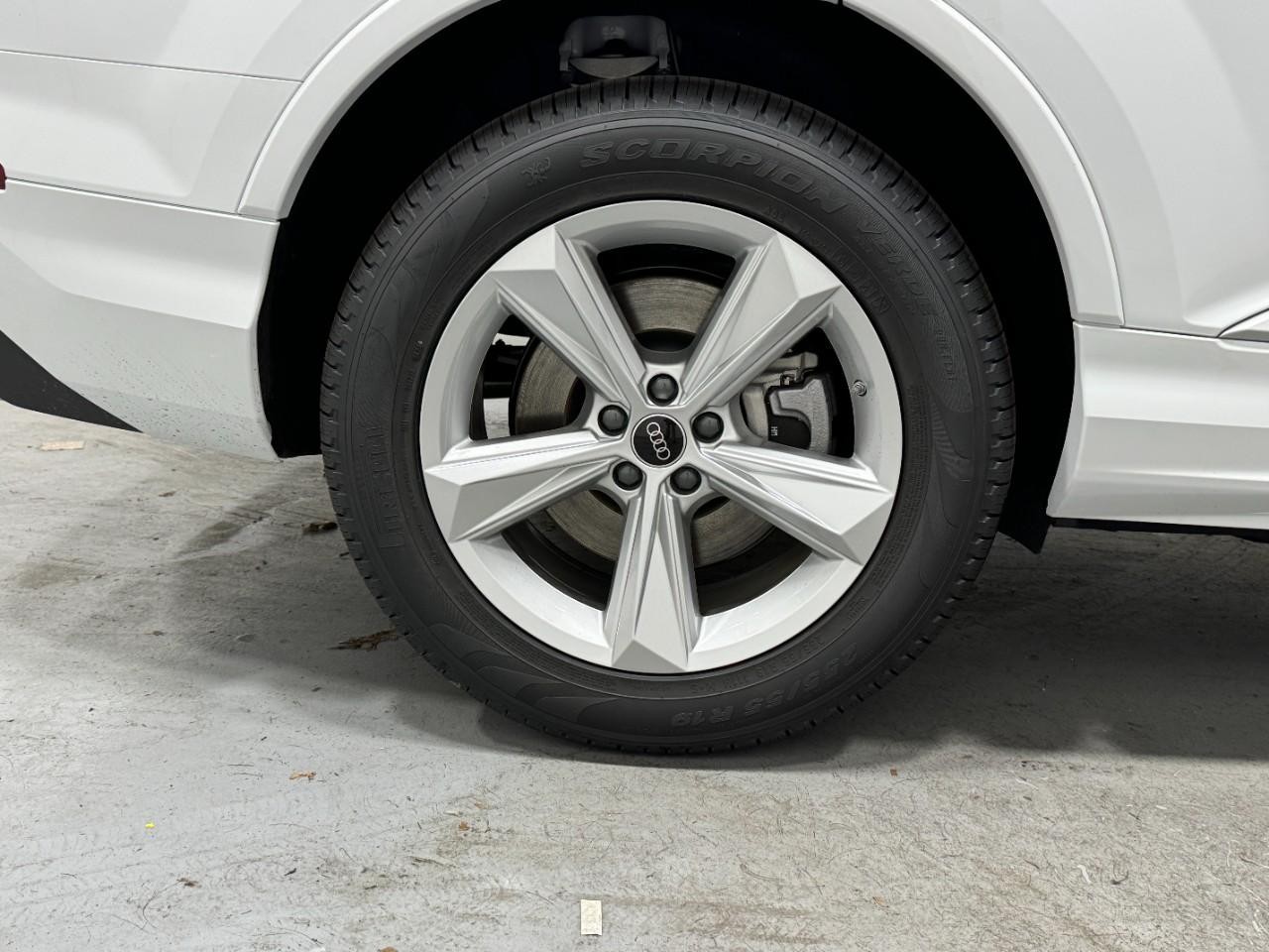 Audi Q7 Vehicle Full-screen Gallery Image 5