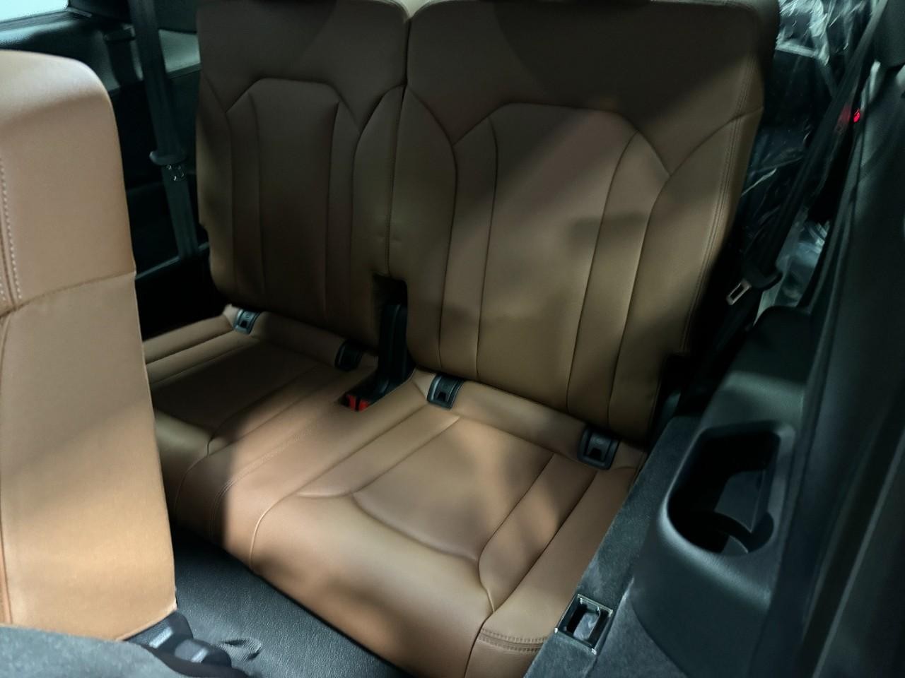 Audi Q7 Vehicle Full-screen Gallery Image 8