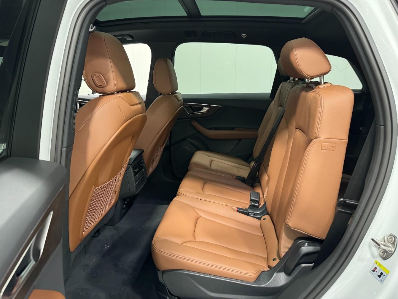 Audi Q7 Vehicle Full-screen Gallery Image 9