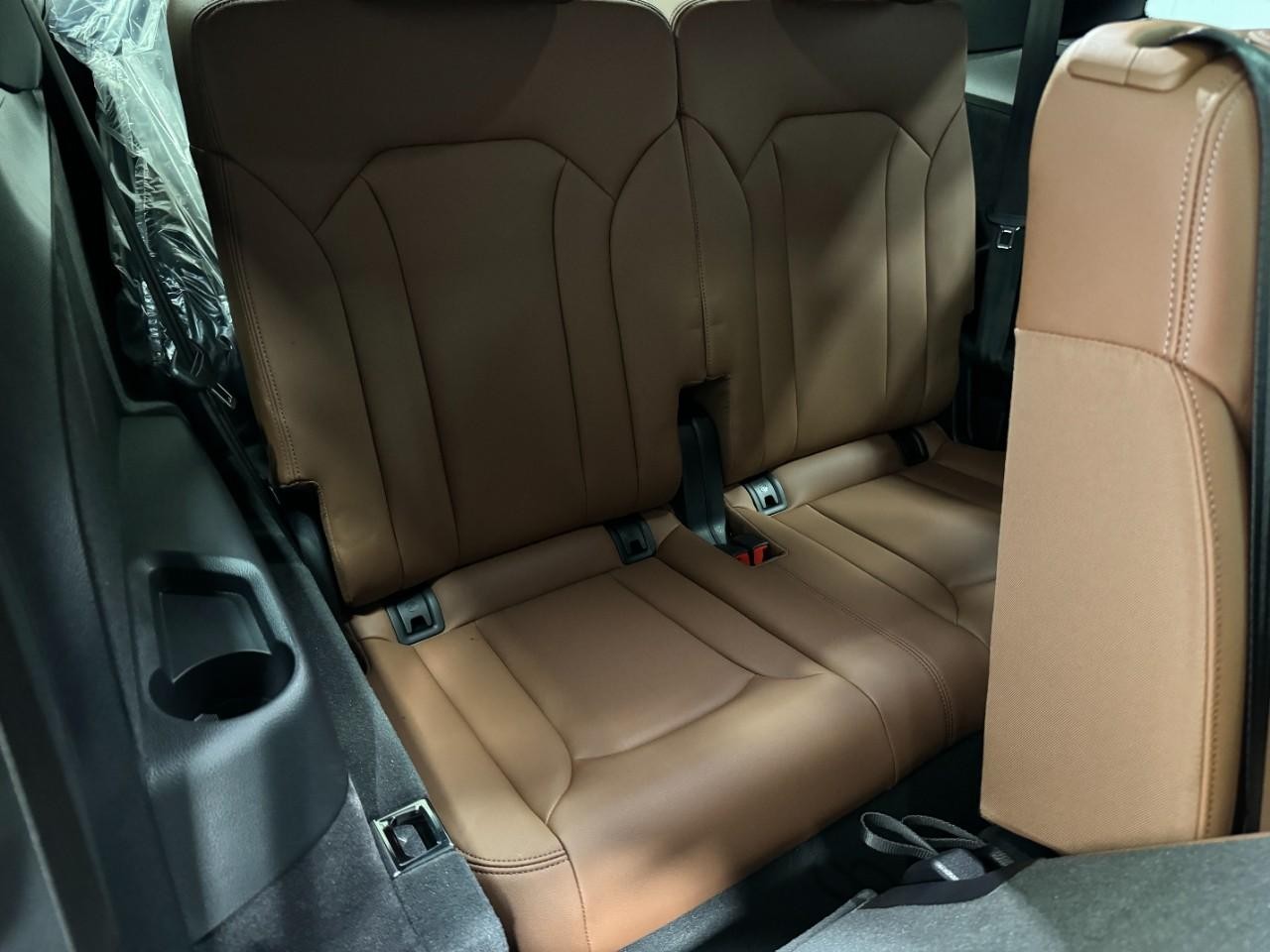 Audi Q7 Vehicle Full-screen Gallery Image 11