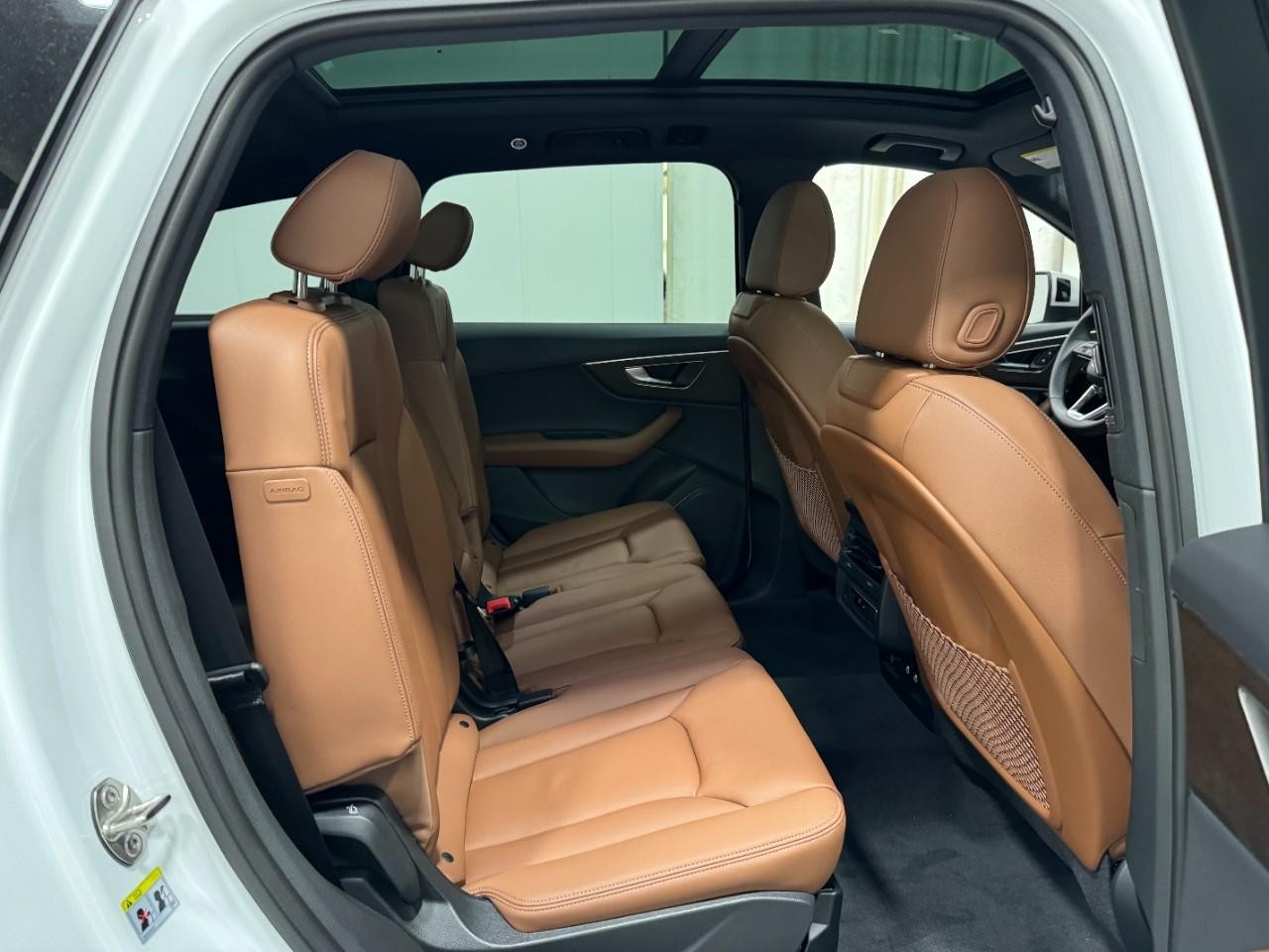 Audi Q7 Vehicle Full-screen Gallery Image 12