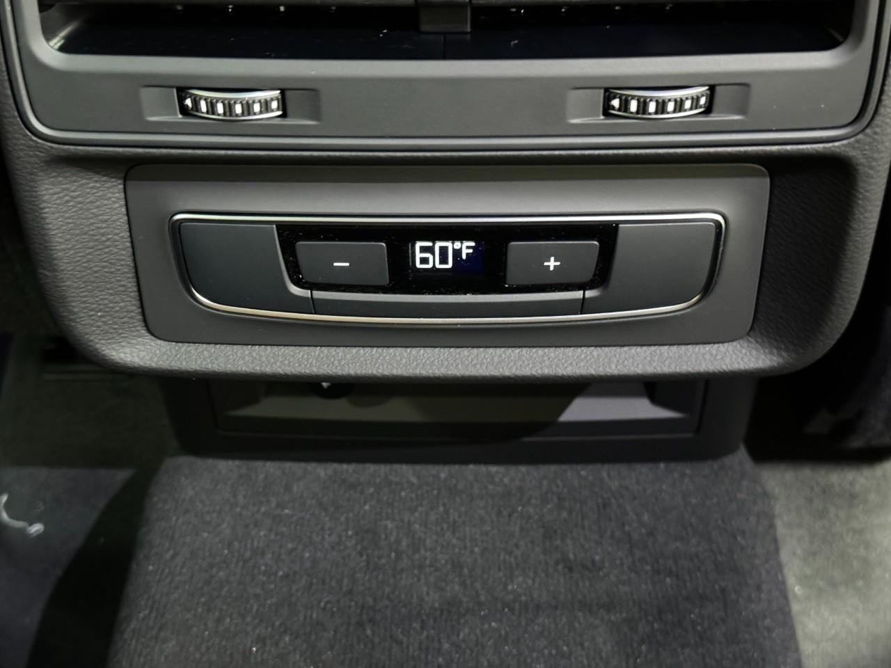 Audi Q7 Vehicle Full-screen Gallery Image 13