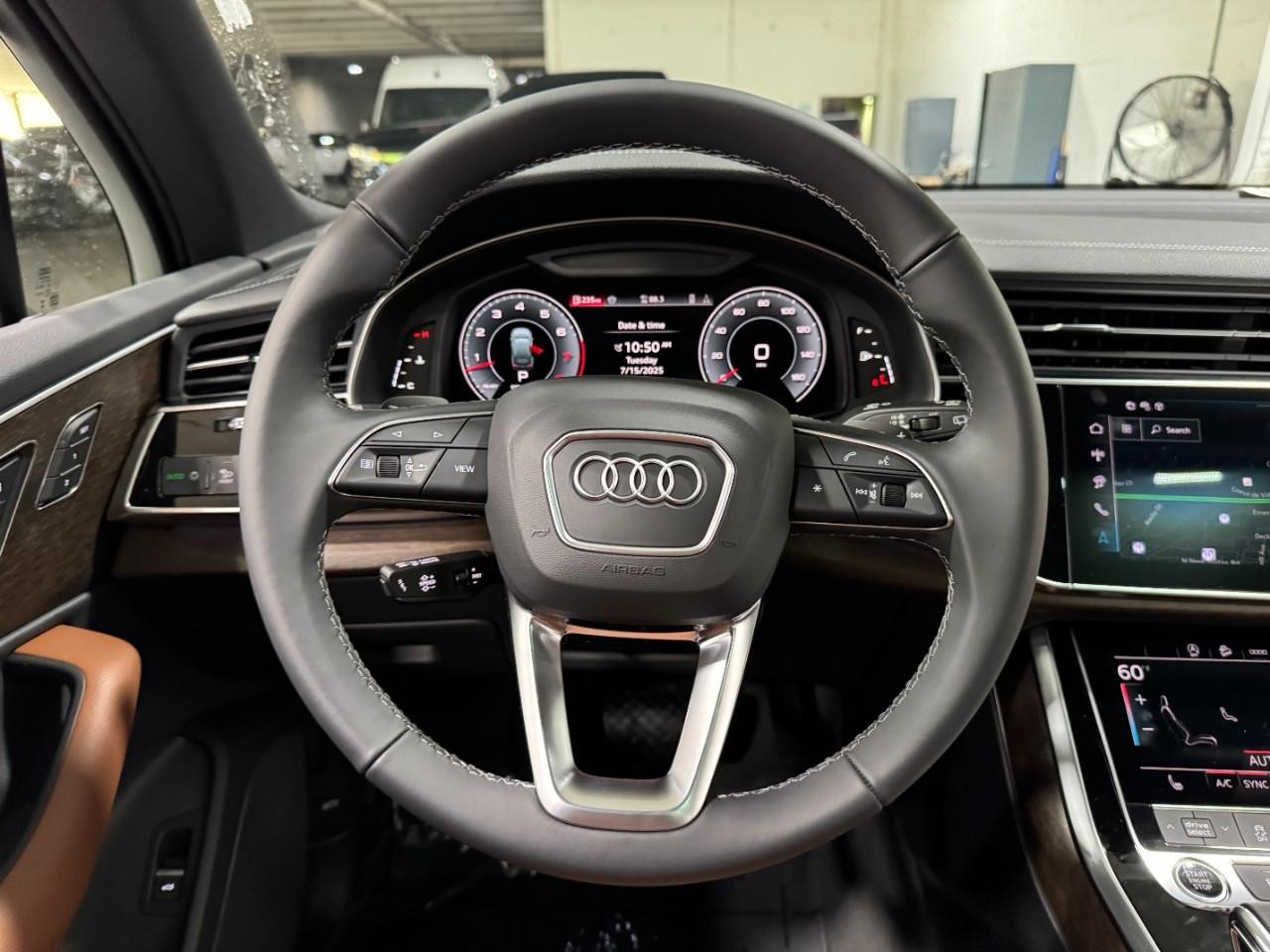 Audi Q7 Vehicle Full-screen Gallery Image 16