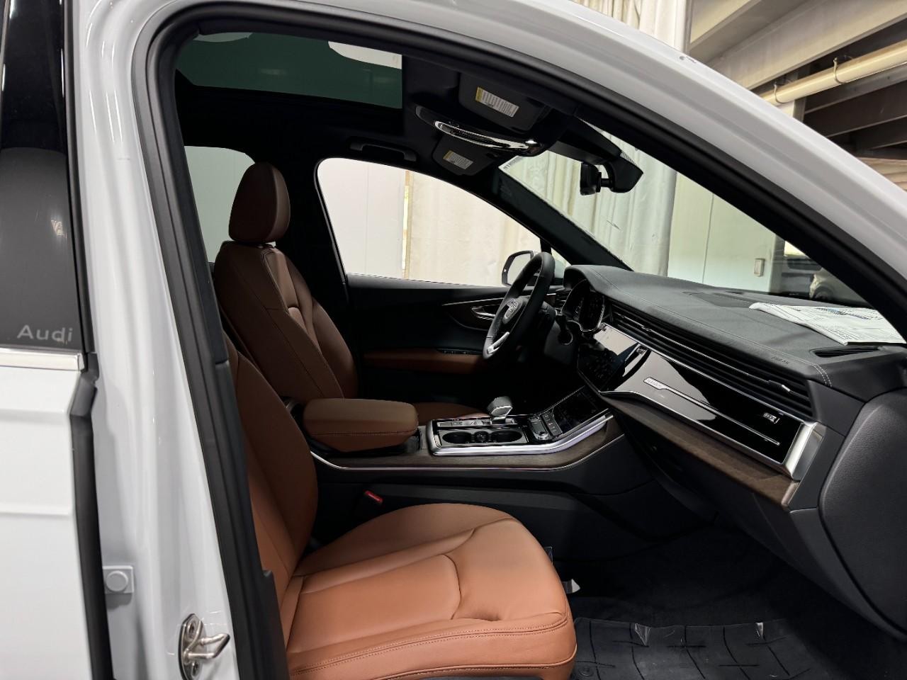 Audi Q7 Vehicle Full-screen Gallery Image 21