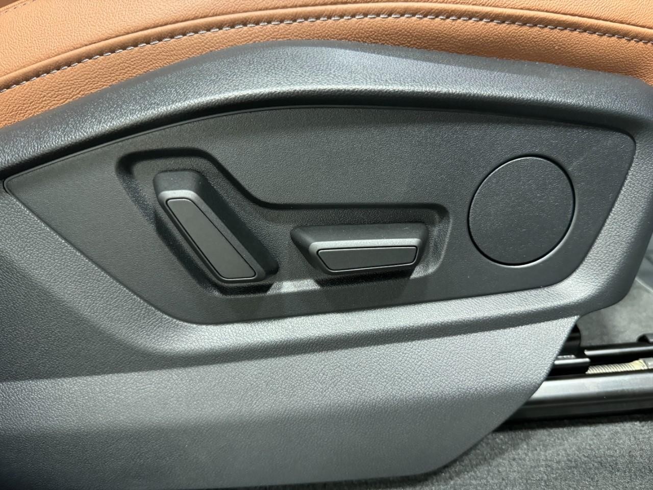 Audi Q7 Vehicle Full-screen Gallery Image 23