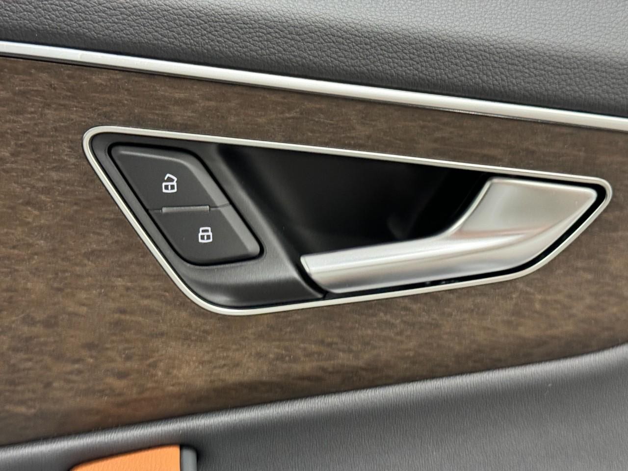 Audi Q7 Vehicle Full-screen Gallery Image 24