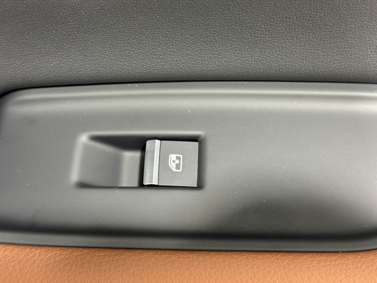 Audi Q7 Vehicle Full-screen Gallery Image 25